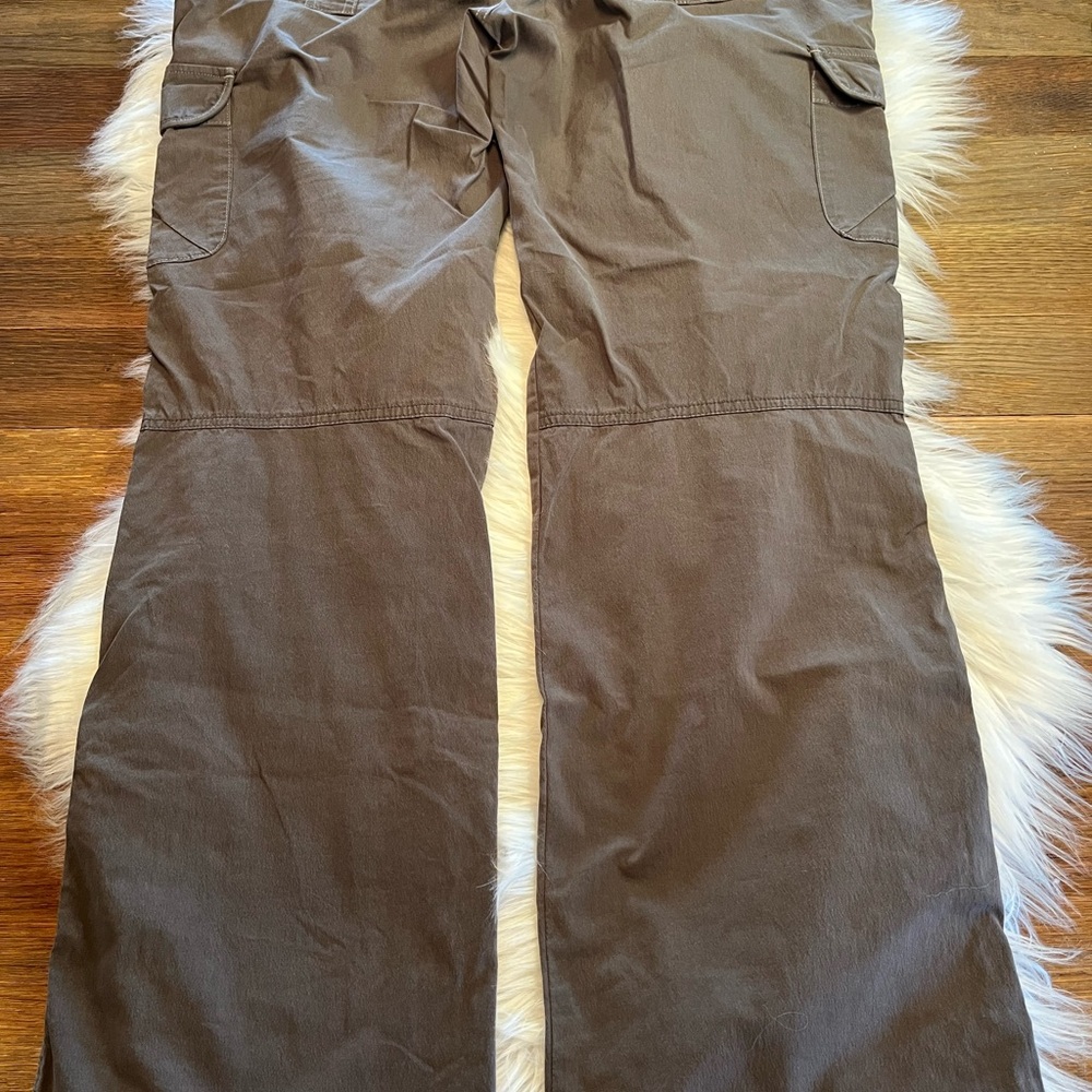 Women’s Kuhl Brown Cargo Pants - Picture 2 of 5